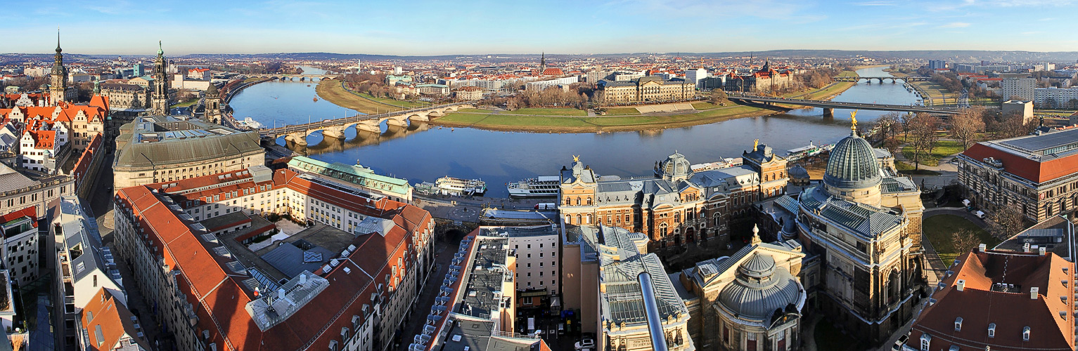 Pano mit großem Tiefblick von der Ftauenkirche,wozu...