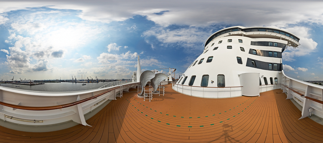 Pano: Queen Mary 2, 7 vorne