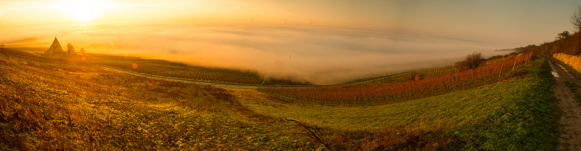 Pano - Sonnenaufgang über der Kreuzkapelle b. Gau-Bickelheim/'Rhh. u. Umgebung