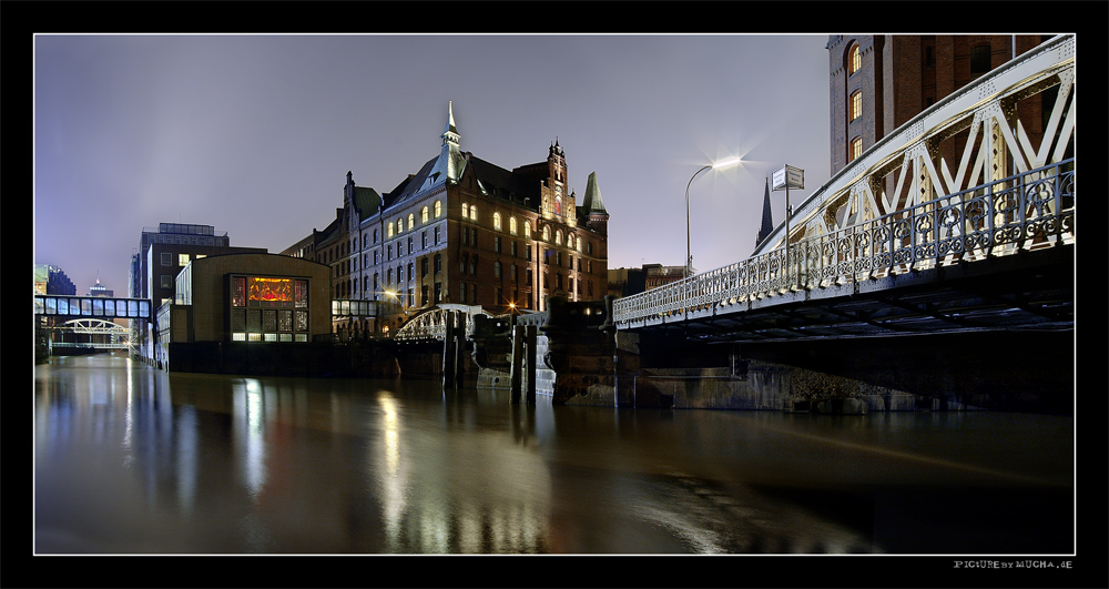 Pano unter einer Brücke in der Speicherstadt