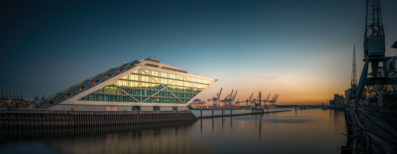 Panorama am Abend im Hafen beim Dockland