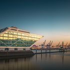 Panorama am Abend im Hafen beim Dockland