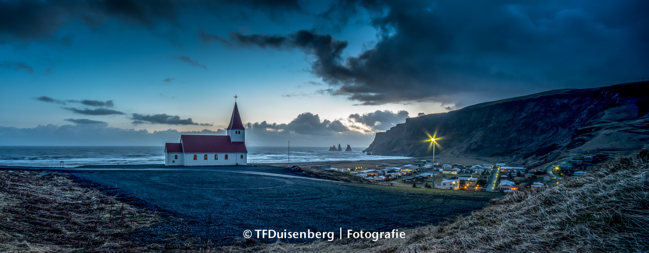 Panorama am Meer mit Kirche