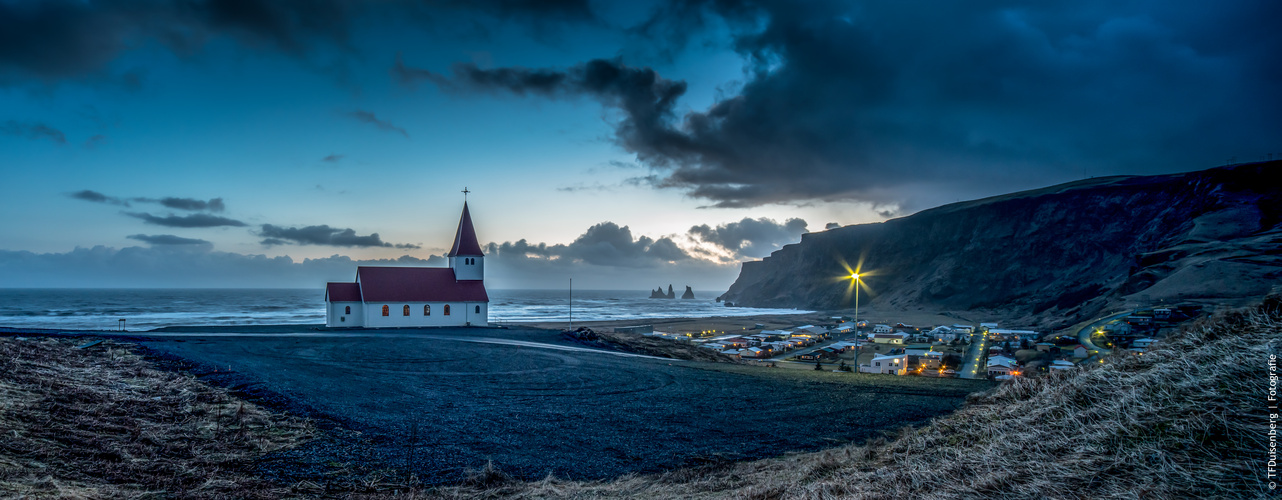 Panorama am Meer mit Kirche