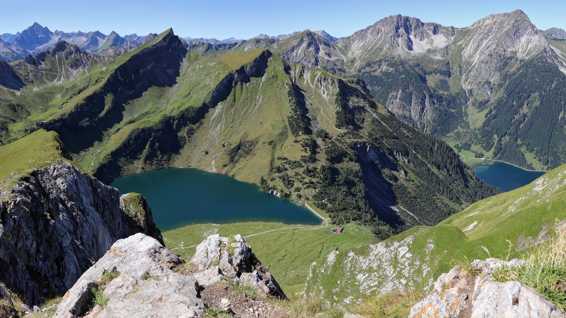 Panorama am Rand der Schochenspitze 2069 m  (2020_09_04_1762_pano_ji)