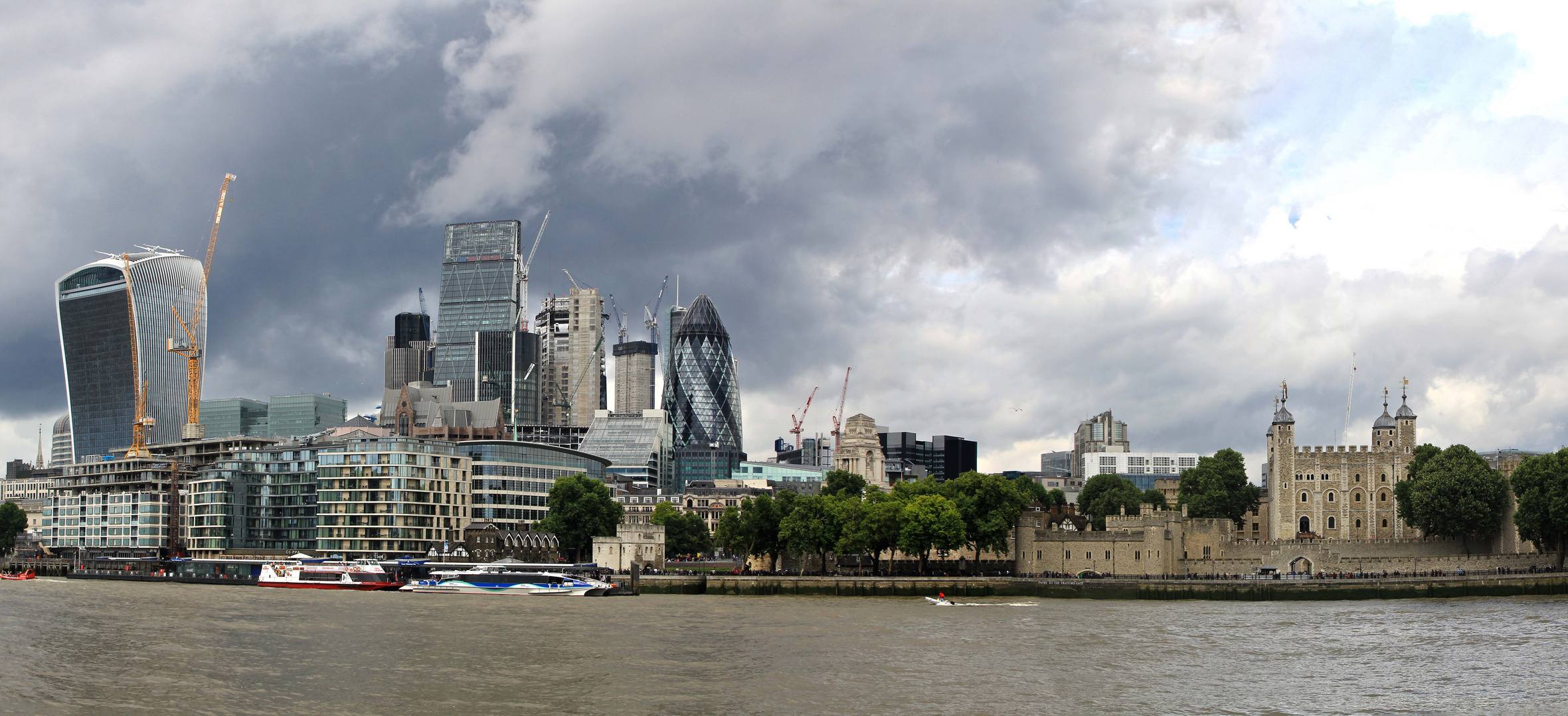 Panorama an der Themse zwischen London Brigde und Tower Brigde