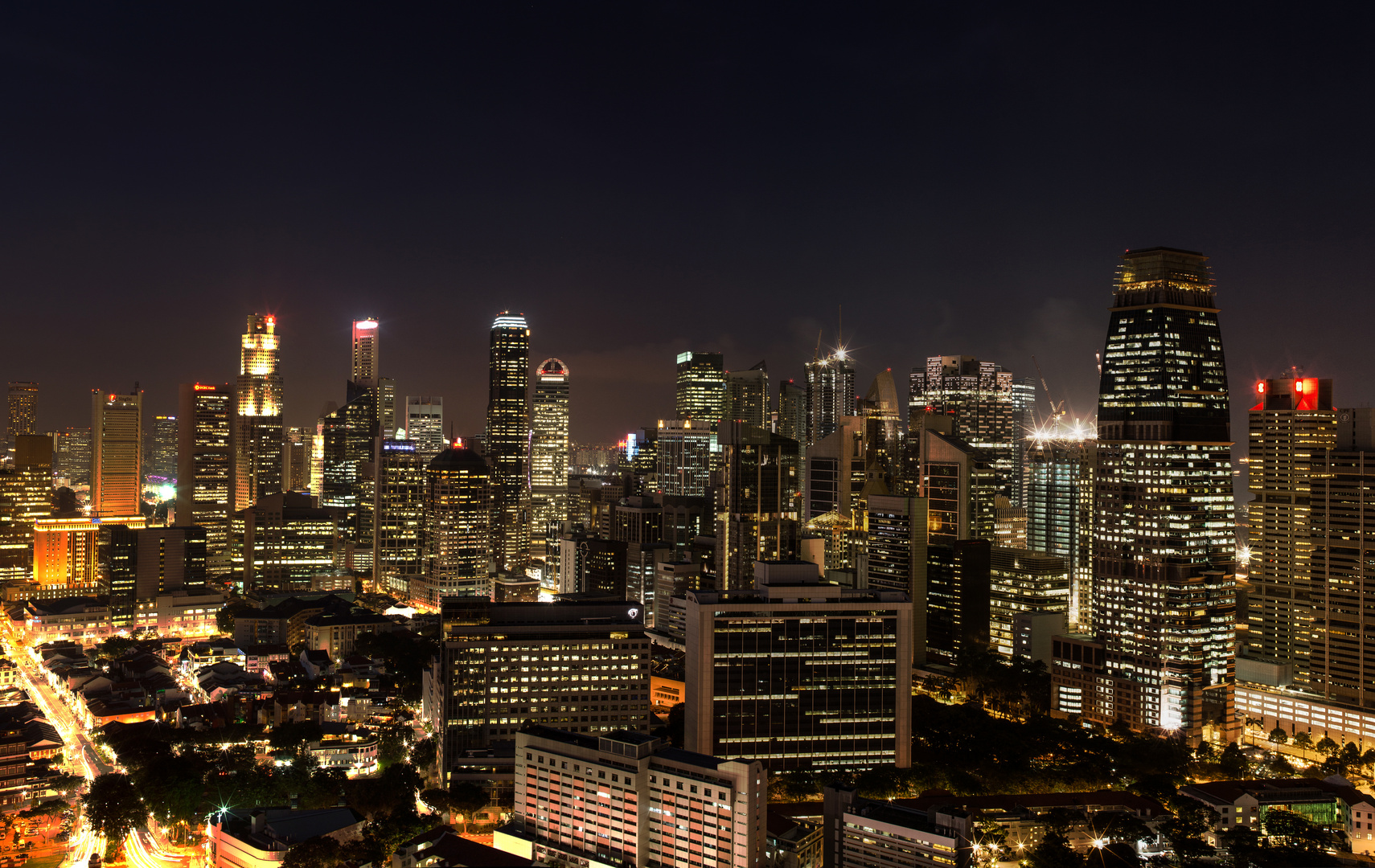 Panorama auf das Bankenviertel von Singapur bei Nacht