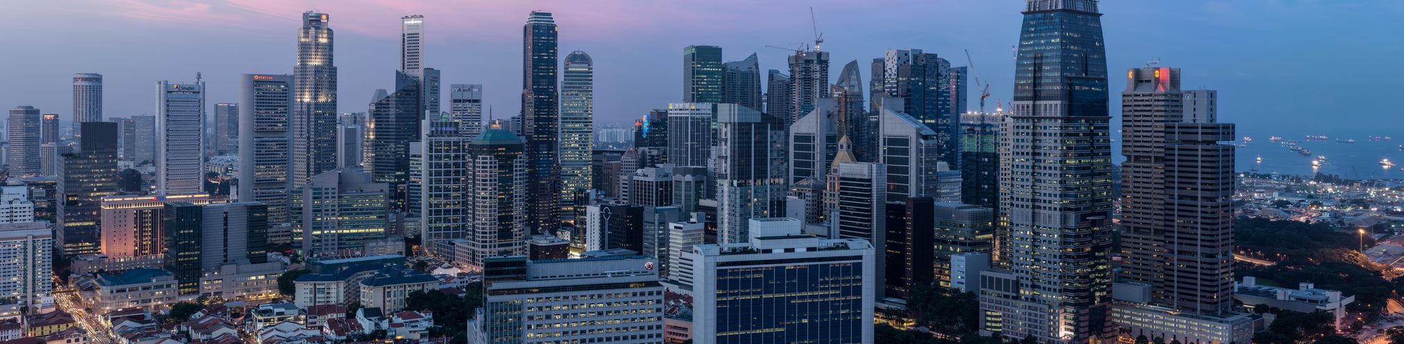 Panorama auf das Bankenviertel von Singapur bei Sonnenuntergang