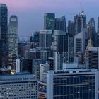 Panorama auf das Bankenviertel von Singapur bei Sonnenuntergang