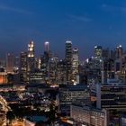 Panorama auf das Bankenviertel von Singapur zur Blauen Stunde