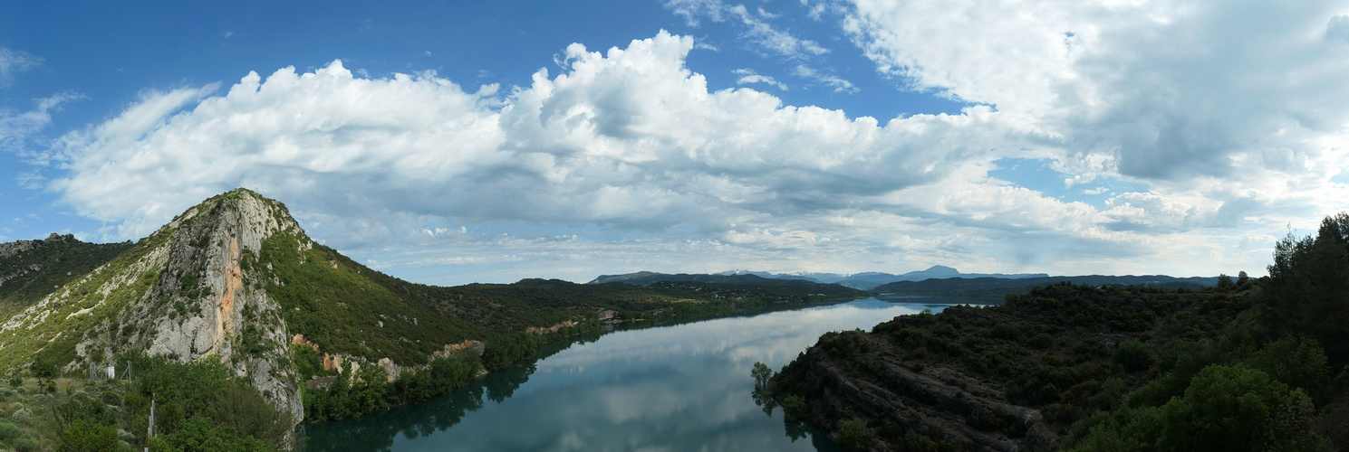 Panorama auf einen See in den Pyrenäen