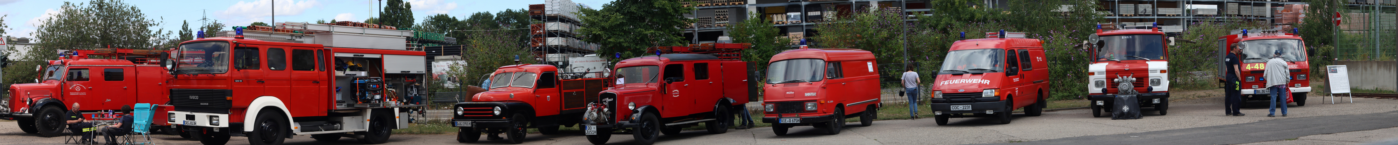 Panorama-Aufnahme alter Feuerwehr-Oldtimer