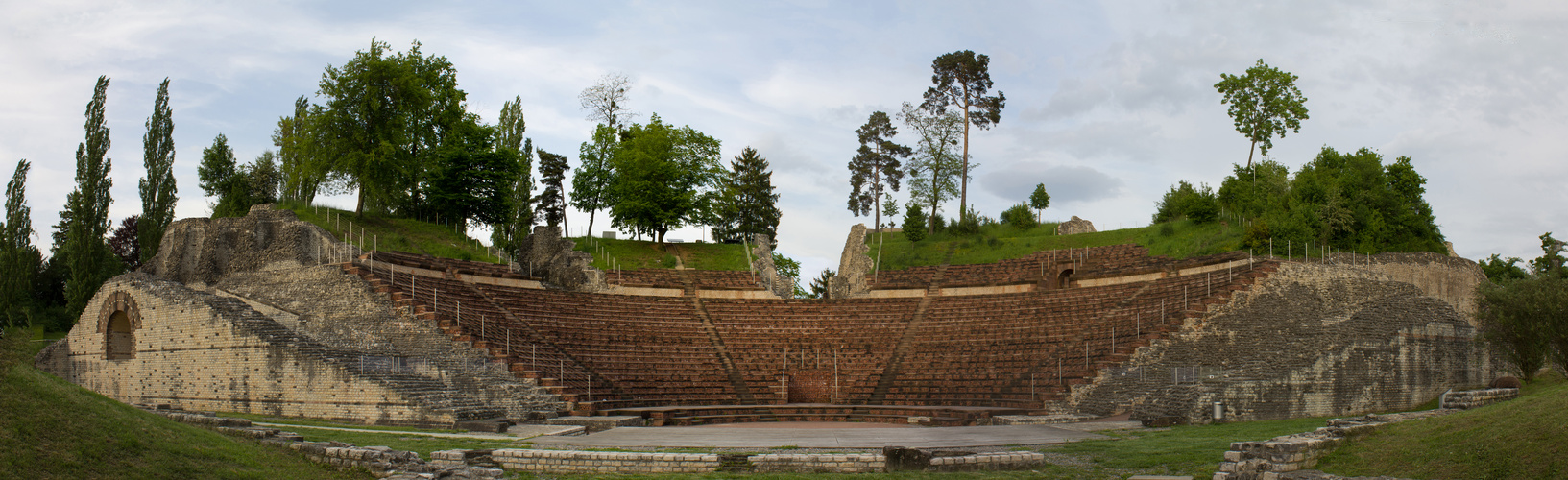 Panorama-Aufnahme der restaurierten Theater-Arena von Augusta Raurica