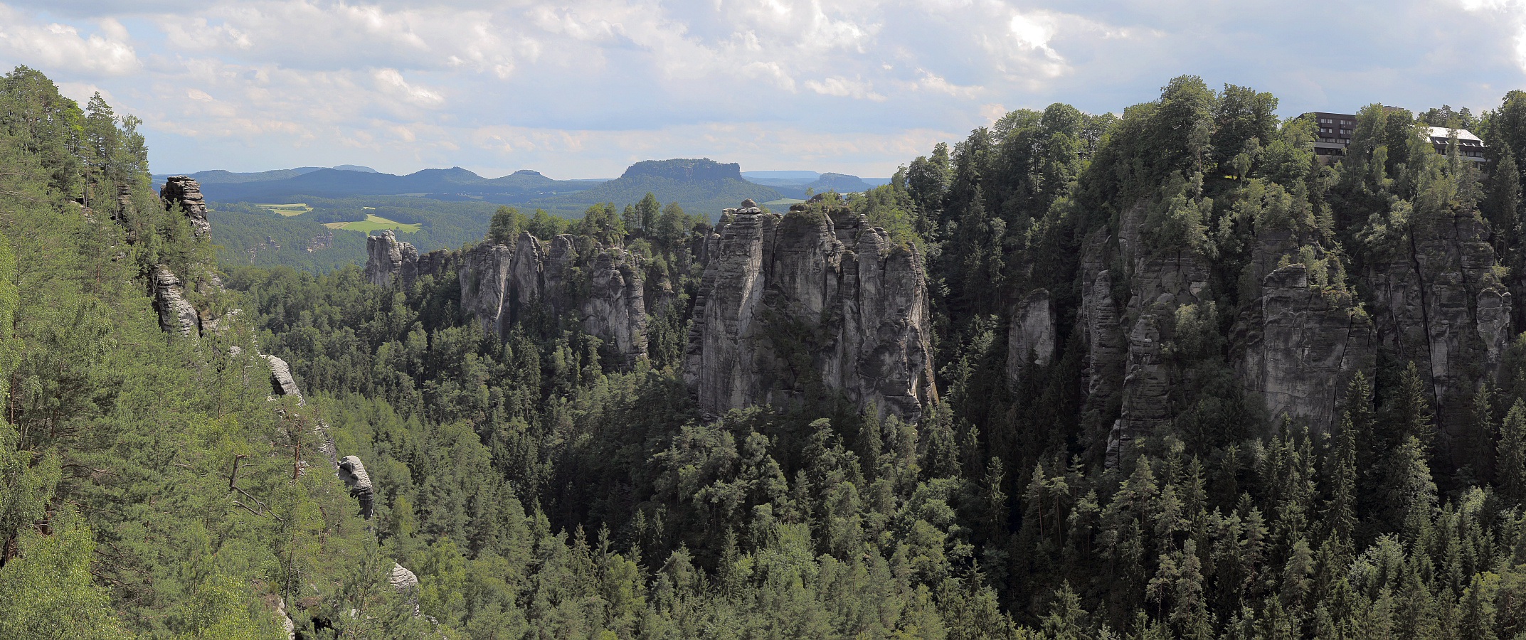 Panorama aus 7 HK-Bildern von der Pavillon Aussicht der Bastei in der Sächsischen Schweiz