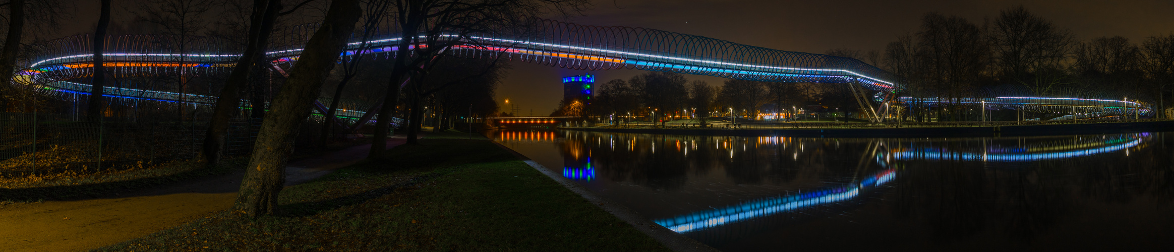 Panorama aus 9 Bildern der Slinky Springs to Fame-Brücke 