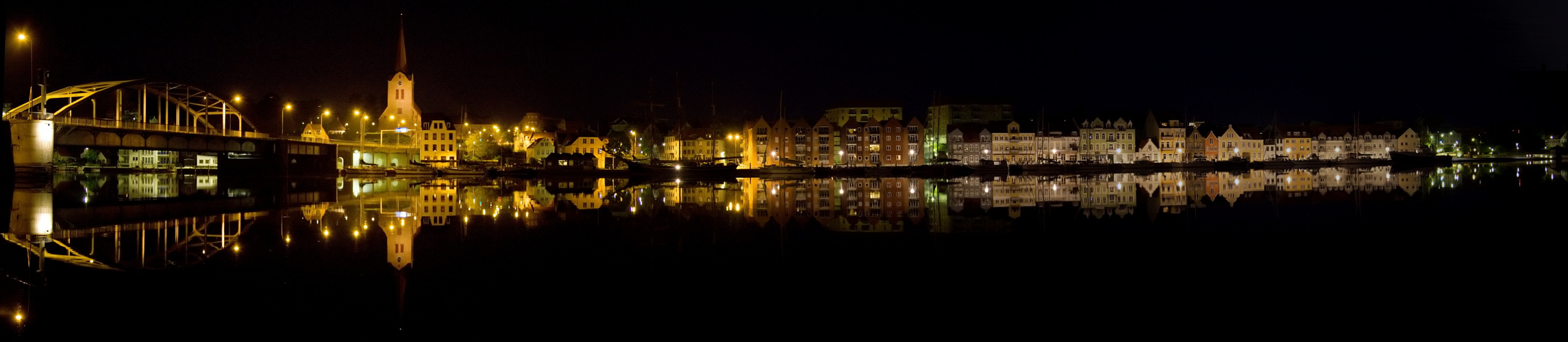 Panorama : Dänemark, Sonderburg Hafen einen Nacht im Juli ...