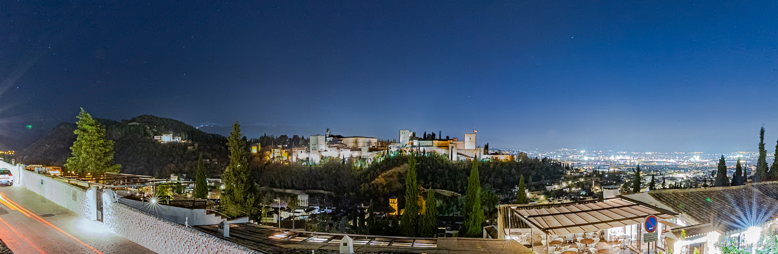 Panorama der Alhambra bei Nacht