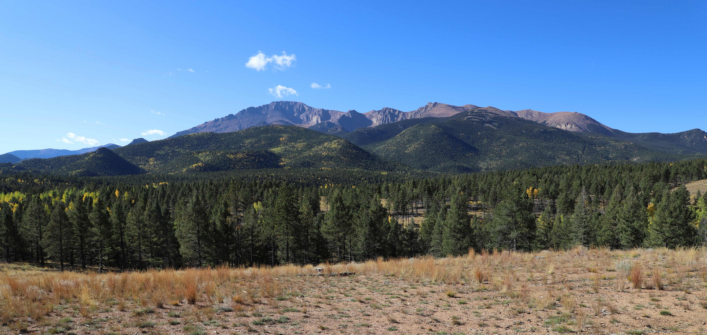 Panorama der Bergkette des Pikes Peak...