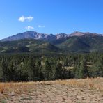 Panorama der Bergkette des Pikes Peak...