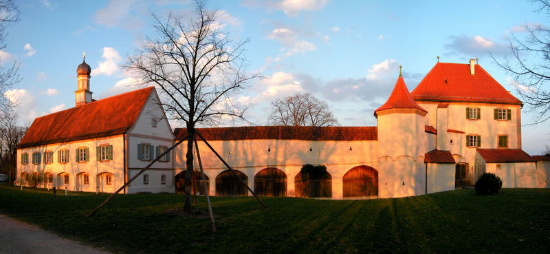 Panorama der Blutenburg im letzten Abendlicht