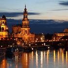 Panorama der Dresdner Altstadt zur Blauen Stunde