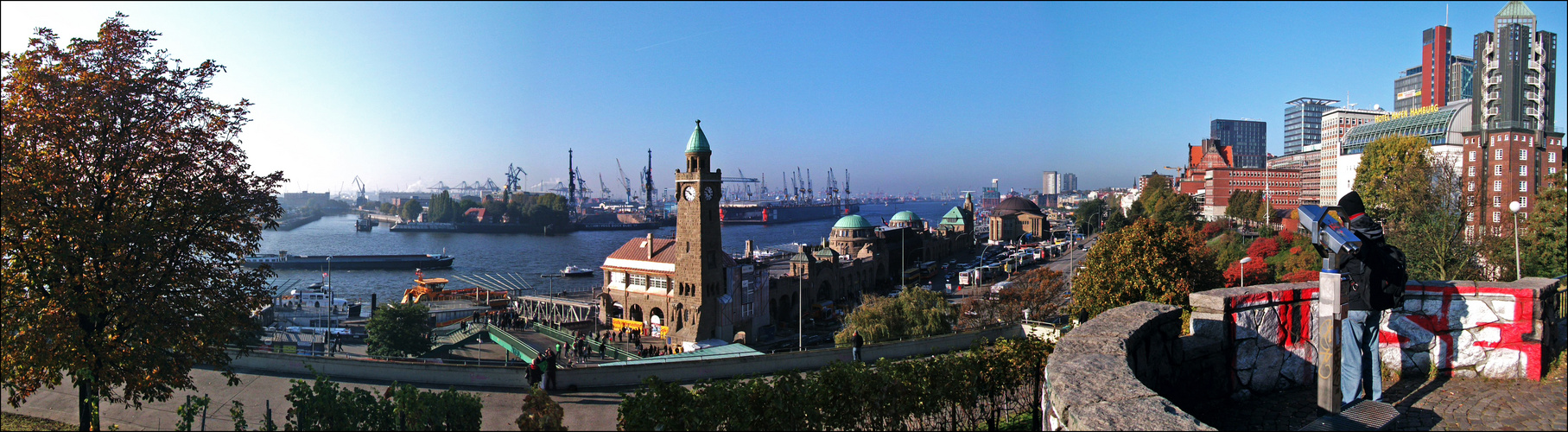 Panorama der Hamburger Landungsbrücken