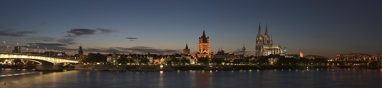 Panorama der Kölner Altstadt bei Nacht