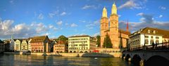 Panorama der rechten Limmatseite Zürichs mit Zunfthäusern und Grossmünster