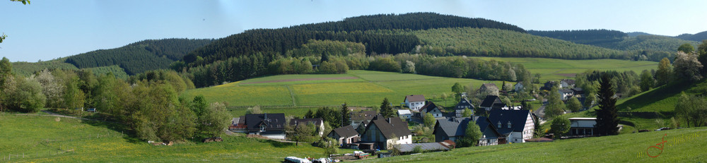 Panorama der schoenen Siegerlaender Ortschaft Oechelhausen