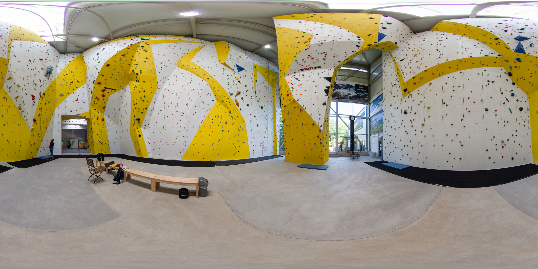 Panorama der XXL-Kletterhalle Dresden