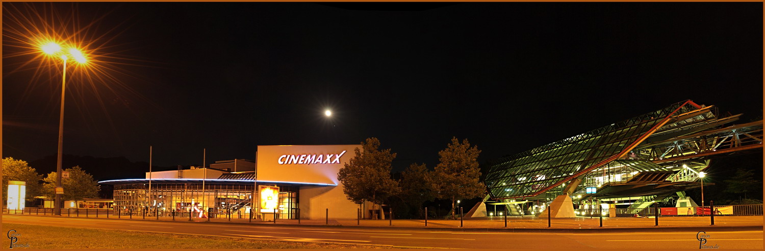 Panorama des Cinemax in Wuppertal mit Schwebebahnhaltestelle