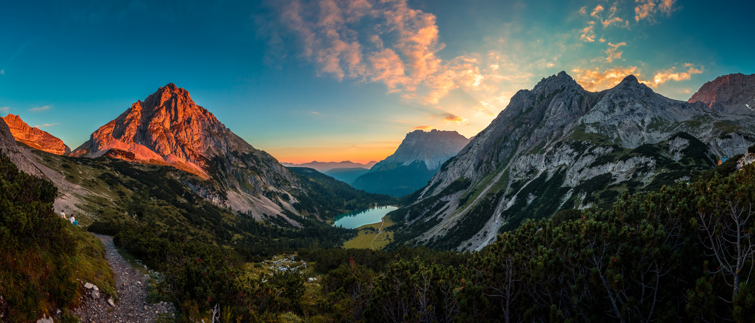 Panorama des Sonnenaufgang mit Sonnenspitze und Trajakopf