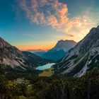 Panorama des Sonnenaufgang mit Sonnenspitze und Trajakopf