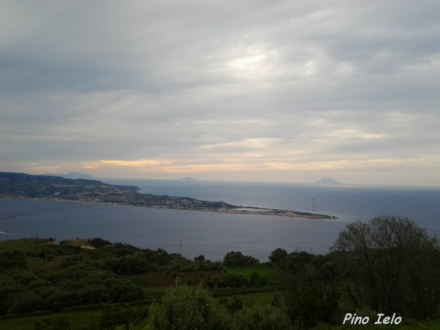 panorama di Messina - Ganzirri con le Isole Eolie da cornice visti dalla Calabria meridionale