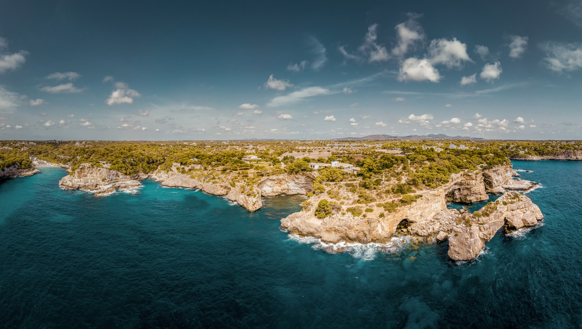 Panorama einer kleinen Badebucht im Süden Mallorcas / Es Pontas 