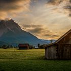 Panorama eines schönen Sonnenuntergangs an/bei der Zugspitze 