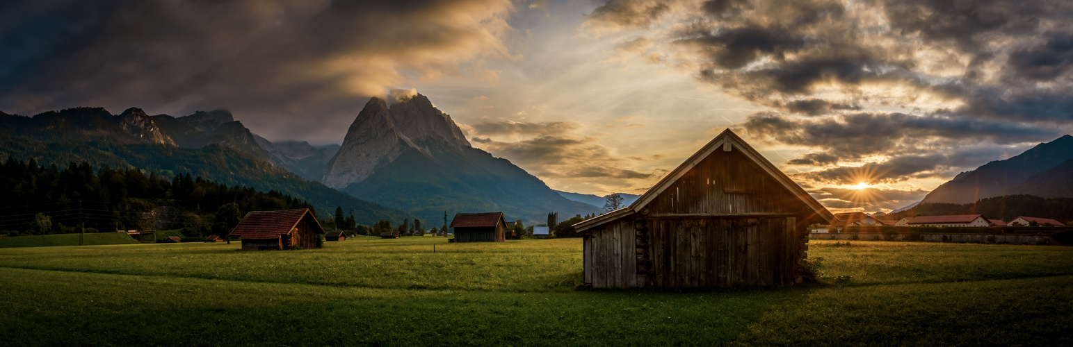 Panorama eines schönen Sonnenuntergangs an/bei der Zugspitze 