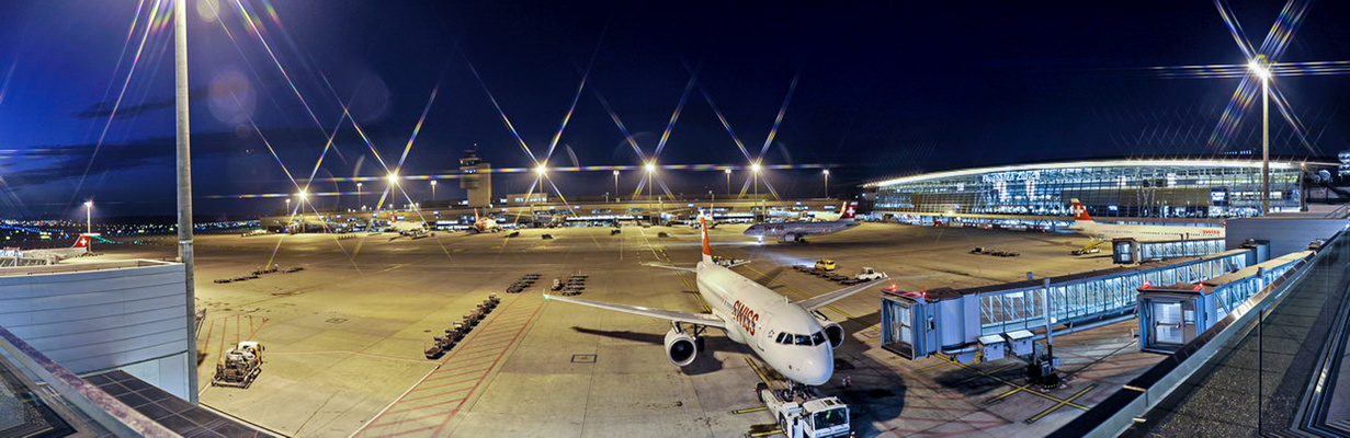 Panorama Flughafen Zürich by night