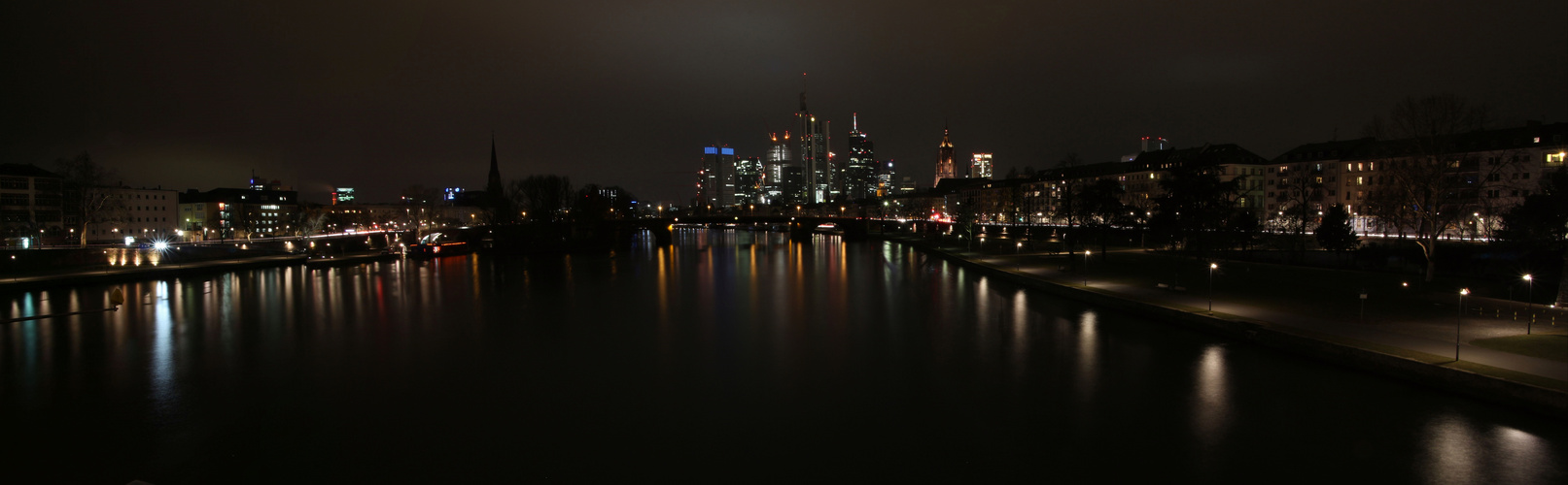 Panorama Frankfurt in der Nacht