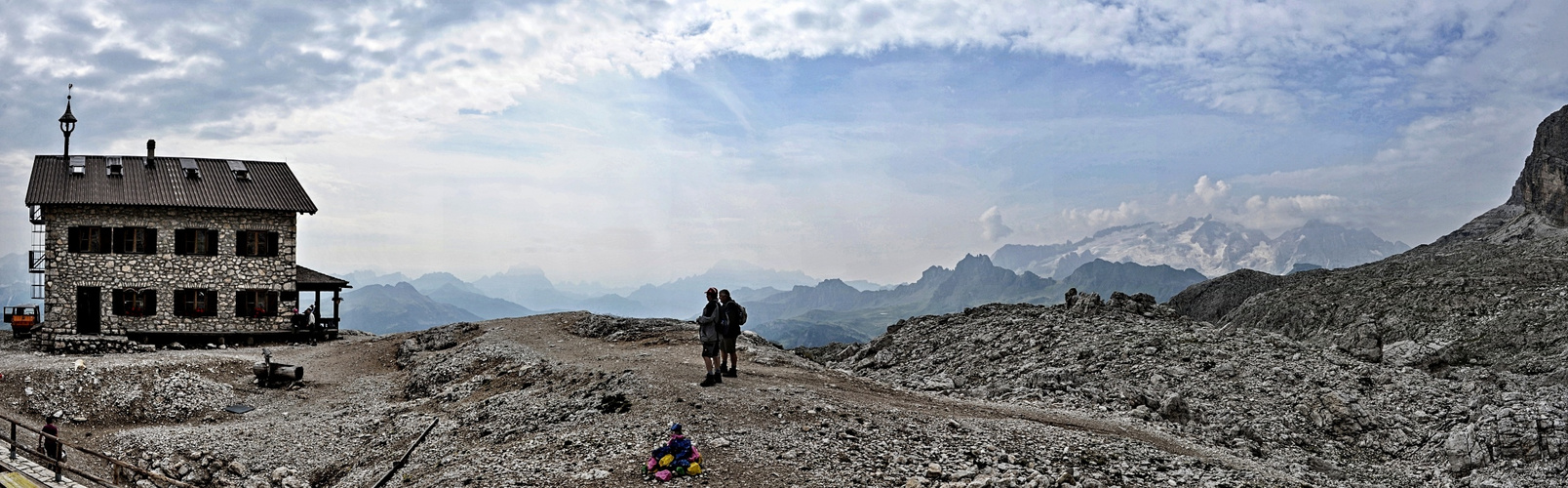 panorama : Franz Kostner Hütte im Ostteil der Sellagruppe