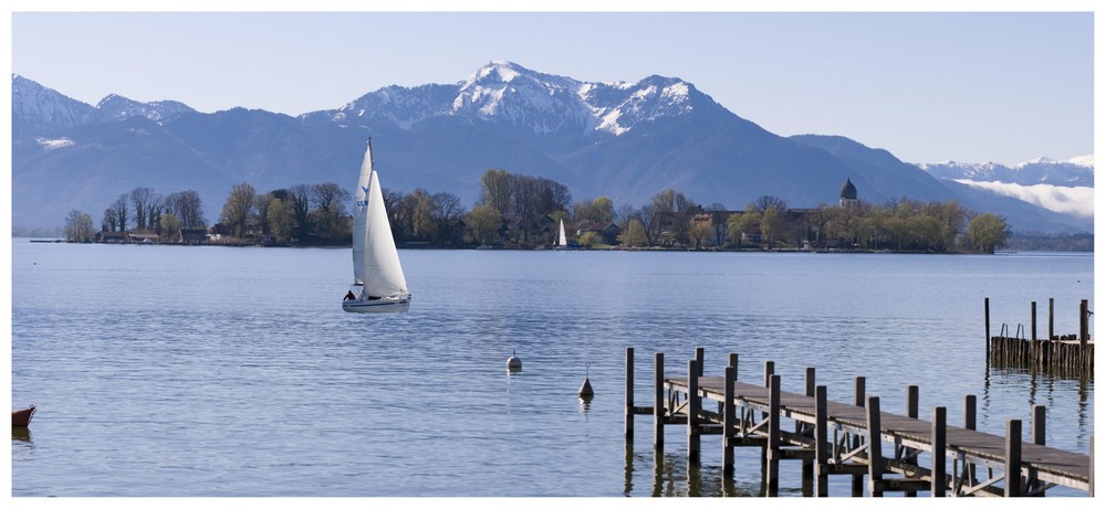 Panorama Frauenchiemsee mit Segler