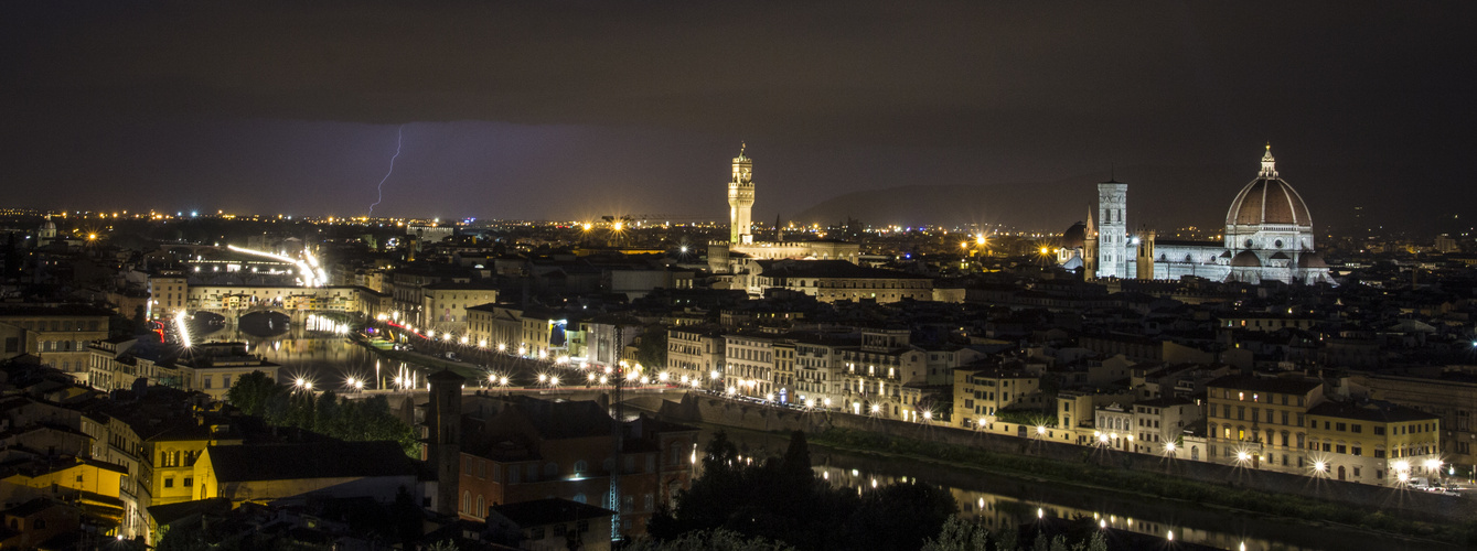 Panorama - Gewitter über dem nächtlichen Florenz