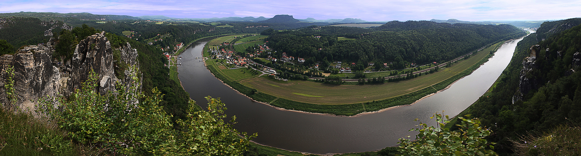 Panorama: Grauer Tag an der Elbschleife...