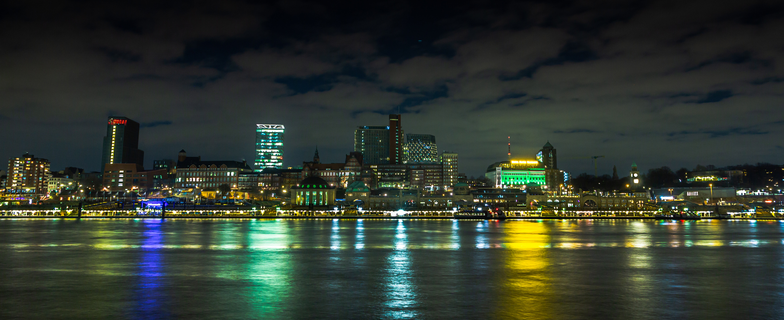 Panorama Hamburg mit Blick auf die Elbbrücken bei Nacht 