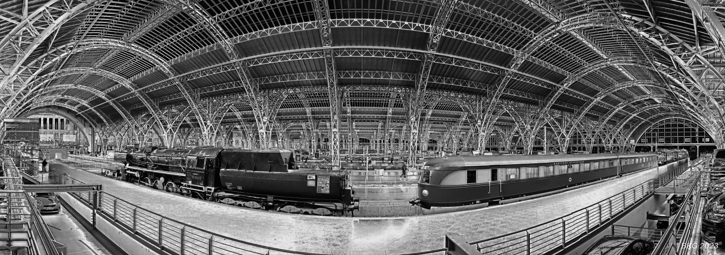 Panorama Hauptbahnhof Leipzig in SW 