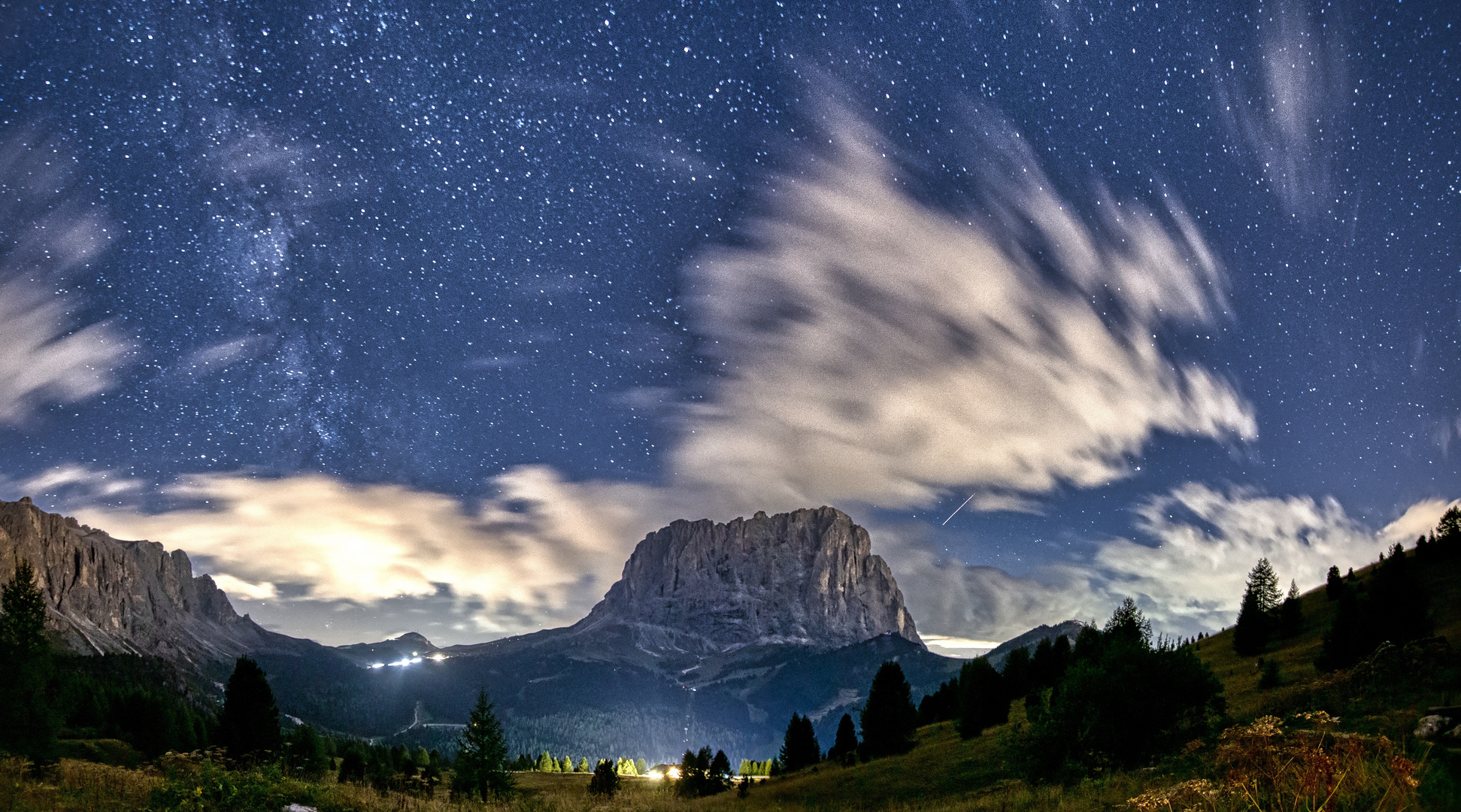 Panorama in den nächtlichen Dolomiten.