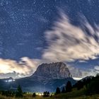 Panorama in den nächtlichen Dolomiten.