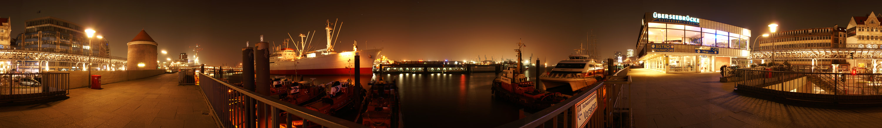 Panorama in der Nacht - Hafen Hamburg