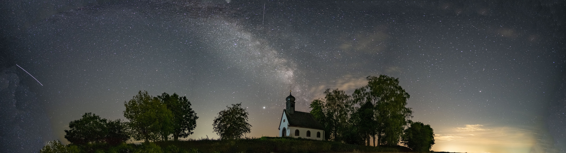 Panorama Kapelle im Licht der Milchstraße