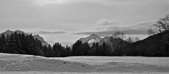 Panorama mit Gurtisspitze links und Drei Schwestern (Bildmitte) . . .